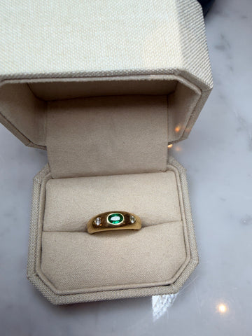 Ring with emerald and brilliant cut diamond 18k gol